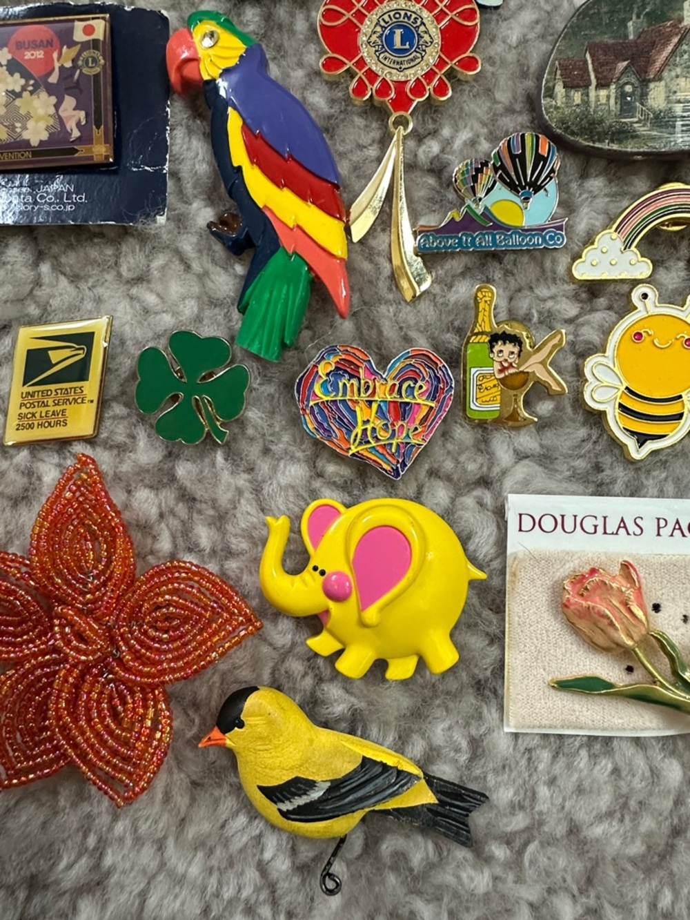 Eclectic Lot of Vintage Enamel, Wood, and Glass Brooches - Picture 3 of 5